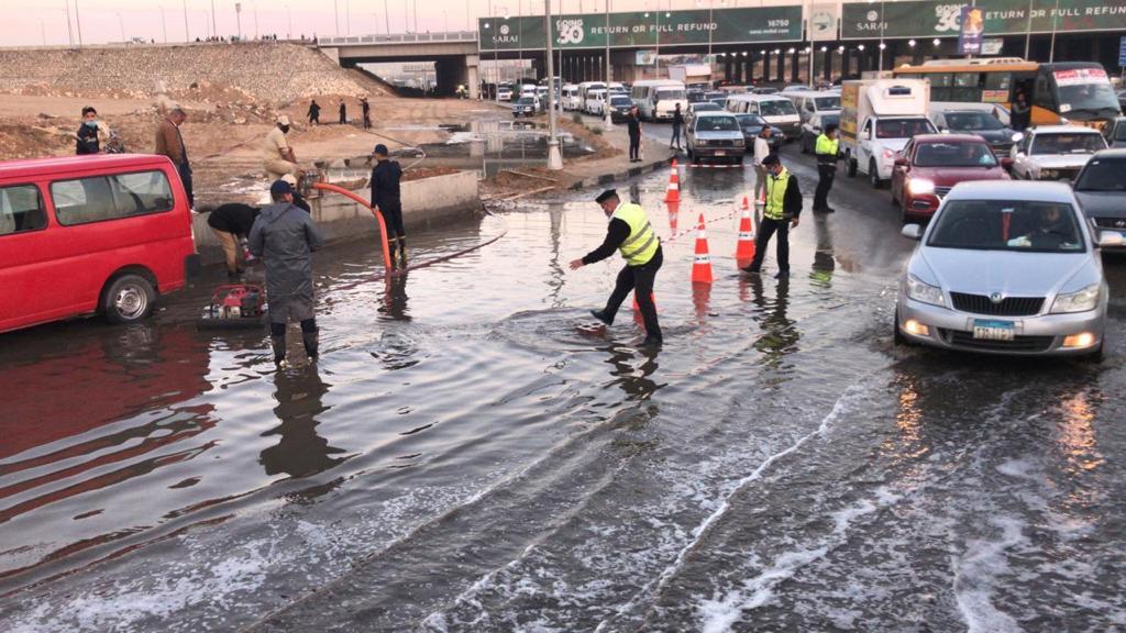 رجال الشرطة يواصلون مساعدة المواطنين لمواجهة الطقس 