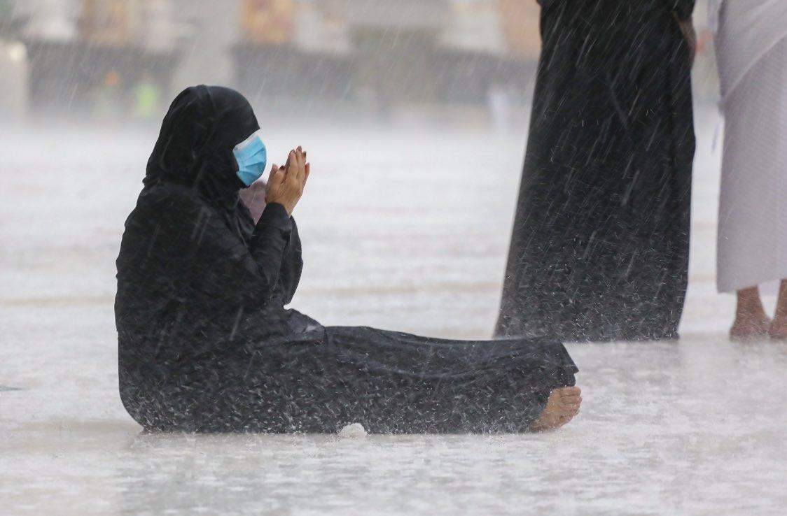 رواد المسجد الحرام يبتهلون إلى الله بالدعاء تحت زخات المطر 