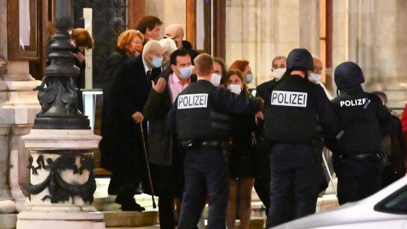 الشرطة النمساوية في موقع الهجوم الإرهابي
