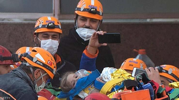 انتشال طفلة تحت أنقاض زلزال إزمير