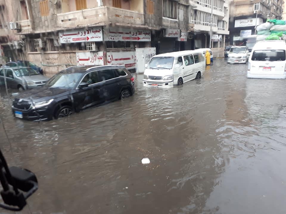 غرق شارع أبو قير في مياه الأمطار