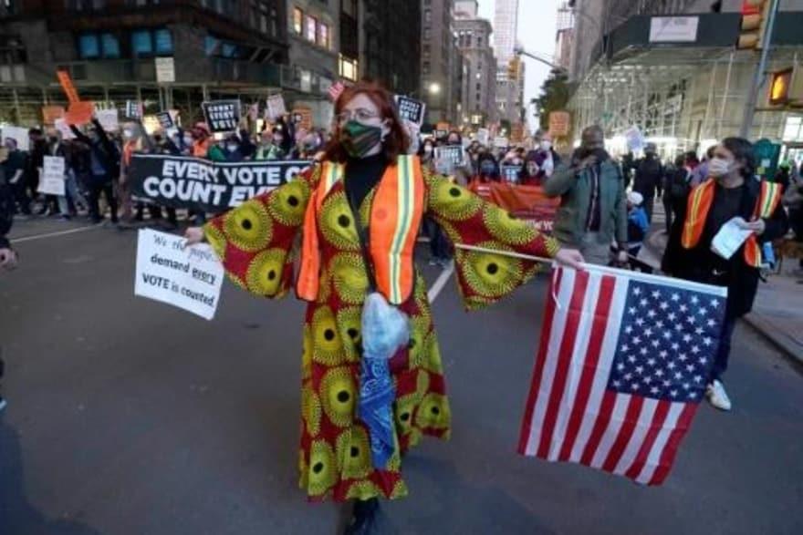 مناصرون لجو بايدن يتظاهرون في الجادة الخامسة في نيويورك