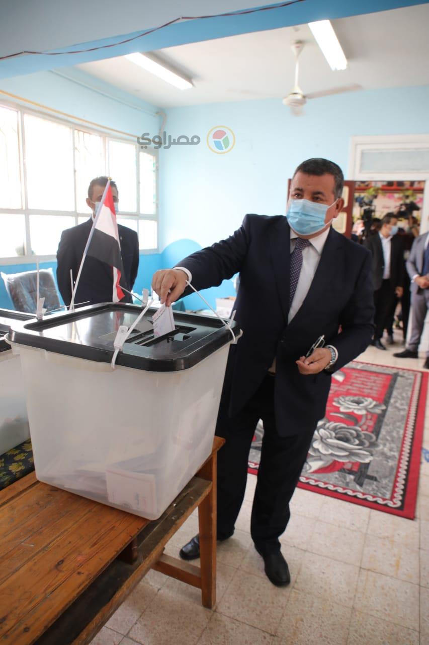 وزير الإعلام يدلي بصوته في انتخابات البرلمان بالتجمع