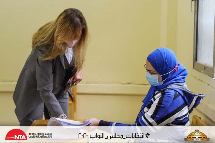 الدكتورة رشا راغب تدلي بصوتها في انتخابات مجلس النواب بمصر الجديدة