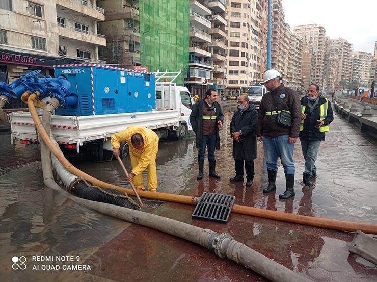 رئيس القابضة للمياه يتابع عمليات سحب مياه الأمطار بالإسكندرية 