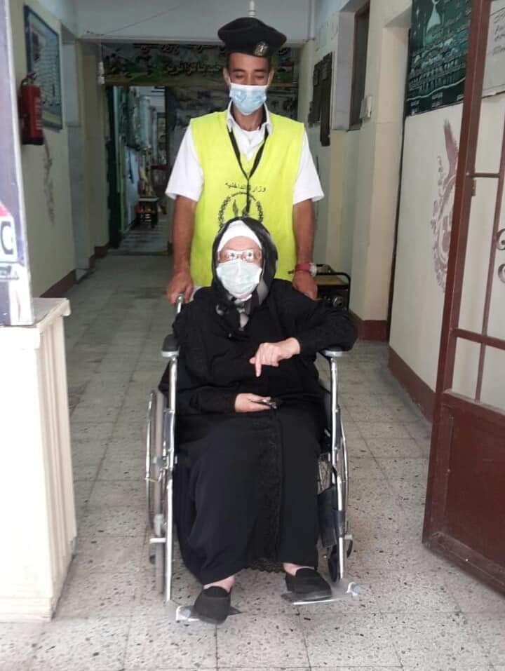 رجال الشرطة يساعدون كبار  السن في بورسعيد