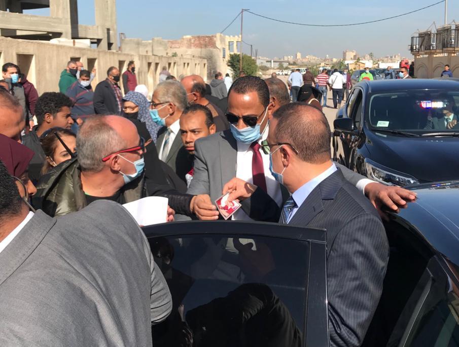 محافظ الإسكندرية يستمع لشكاوى المواطنين