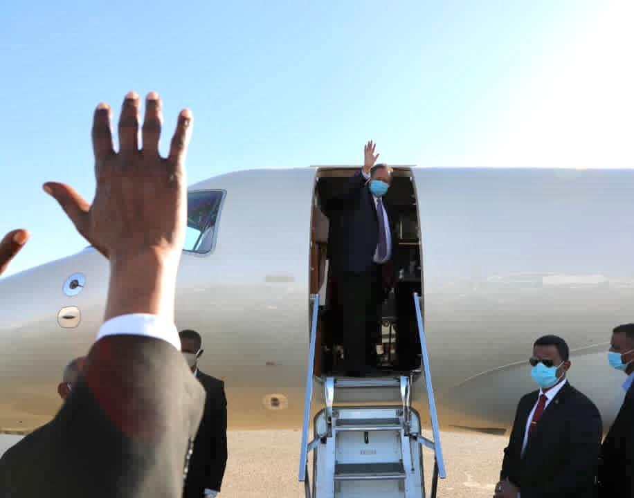 حمدوك يغادر إلى أديس أبابا