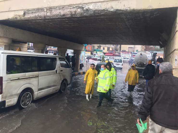 رئيس شركة الصرف الصحي يتابع كسح مياه الأمطار