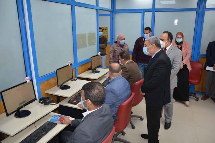 محافظ المنيا يتابع اختبارات المتقدمين لشغل مناصب قيادية بالمحليات