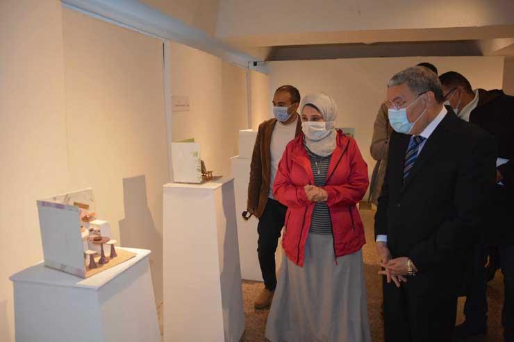 محافظ المنيا يتفقد معرض مبدعي نادي العلوم بقصر الثقافة