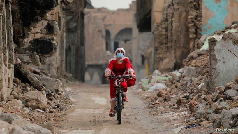 شيماء العباسي تتجول بدراجتها في الموصل