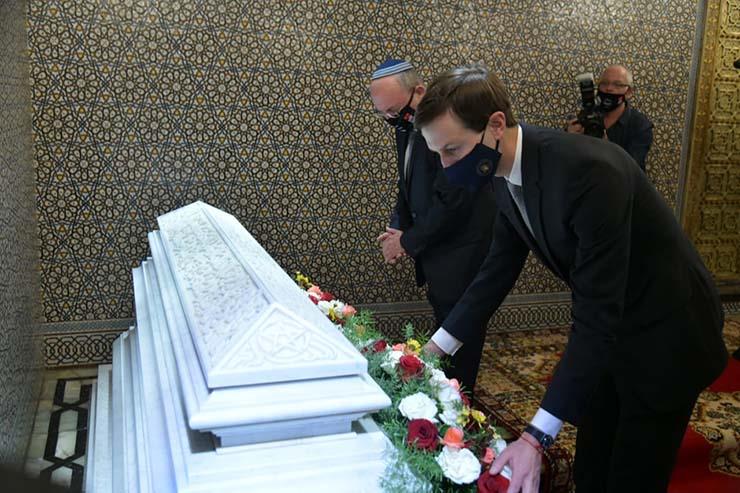 الوفد الإسرائيلي الأمريكي يضع إكليلاً من الزهور على قبر ملك المغرب الراحل