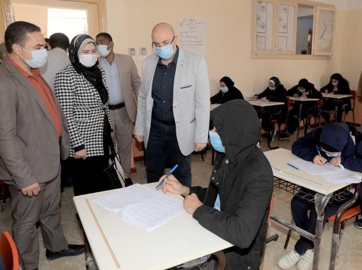 محافظ بني سويف يتفقد أعمال امتحانات مدرسة المتفوقين