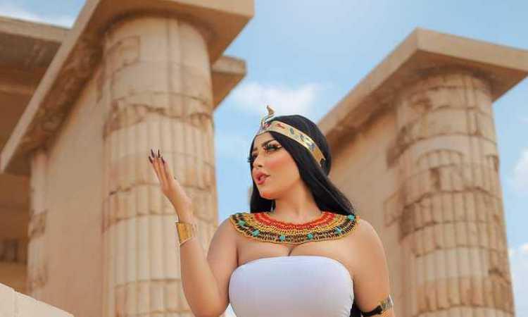 فتاة الزي الفرعوني