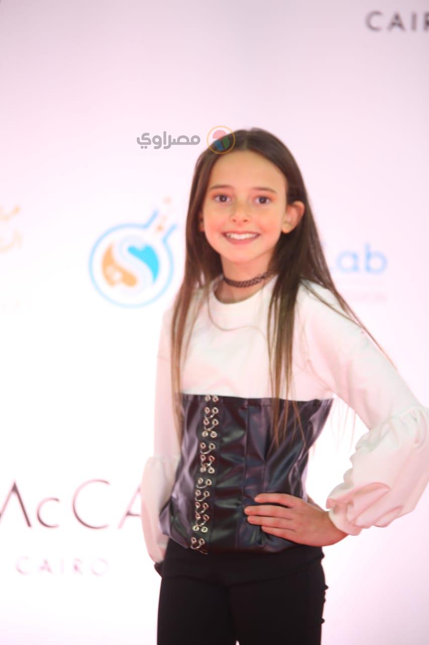 ابنة إيمان العاصي على السجادة الحمراء لفيلم عمار ضمن فاعليات مهرجان القاهرة السينمائي