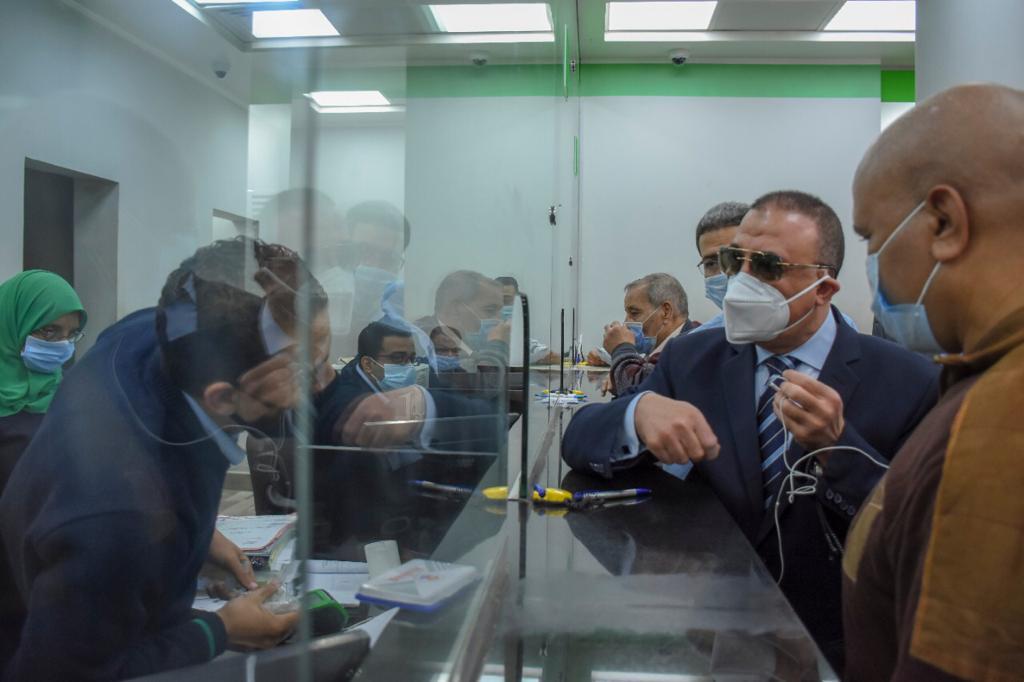 محافظ الإسكندرية يتابع بدء صرف المرحلة الثانية للمنحة الرئاسية لدعم العمالة غير المنتظم