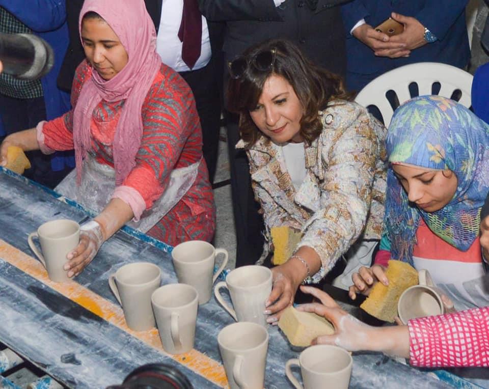 وزيرة الهجرة تشارك فتيات قرية الفرستق في صناعة الخزف 