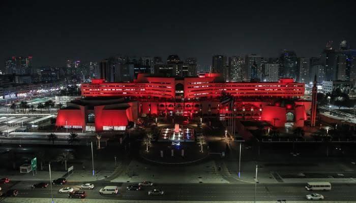 الإمارات تضيء معالمها بألوان العلم الصيني 