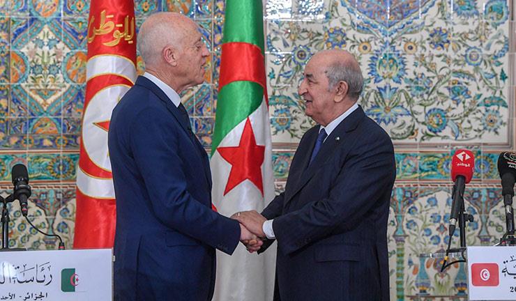الرئيس الجزائري يكرم نظيره التونسي
