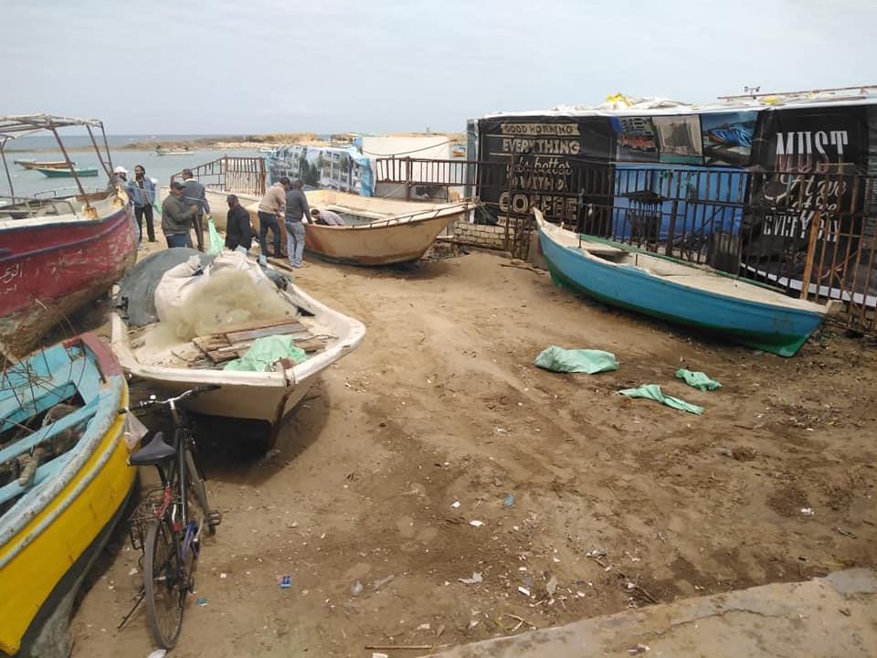 إزالة حطام مراكب الصيد بالإسكندرية
