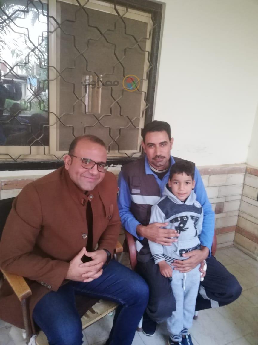 الطفل عبد الله مع المسعف ياسر ومدير المرفق في السويس 