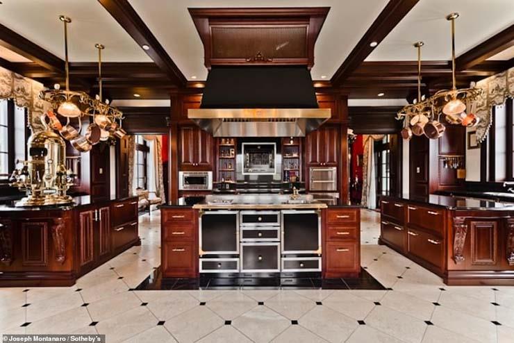 23250584-7992183-The_mansion_boats_a_massive_kitchen_with_double_height_ceilings_-a-71_1581566102657
