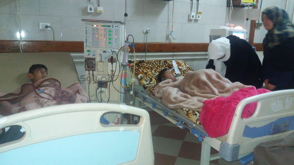 الطفل محمد داخل المستشفى أثناء عملية الغسيل الأسبوعية