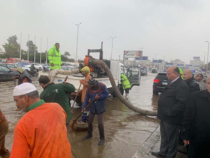محافظ القاهرة يتابع شفط مياه الأمطار 
