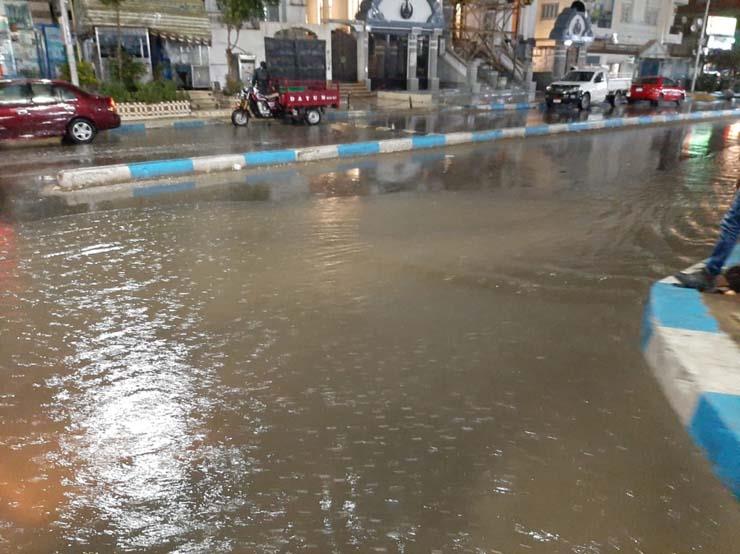 اثار الامطار اغرقت طريق الخدمات بحي فيصل 