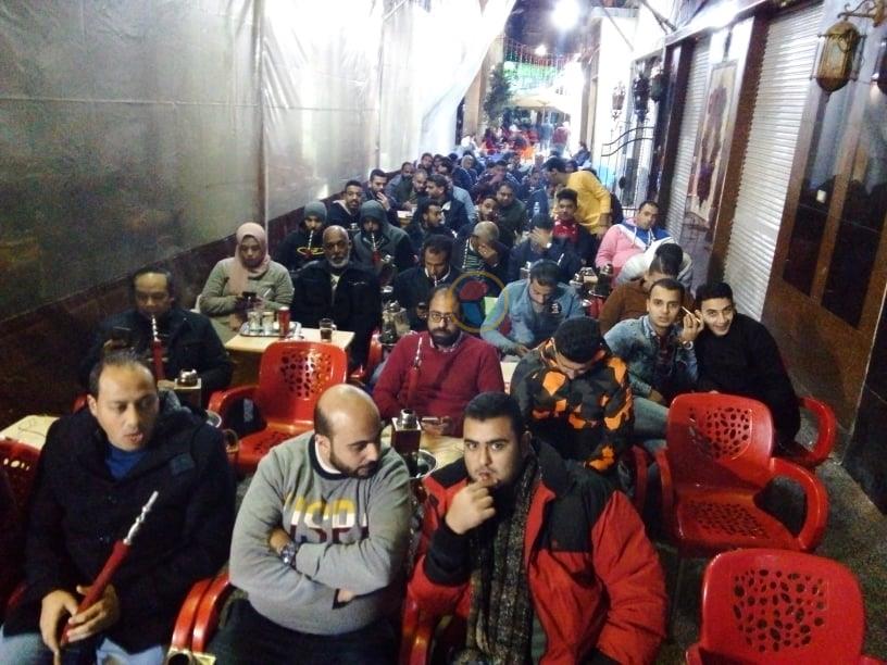 زحام بمقاهي الإسكندرية قبل مباراة القمة رغم التأجيل وسوء الأحوال الجوية