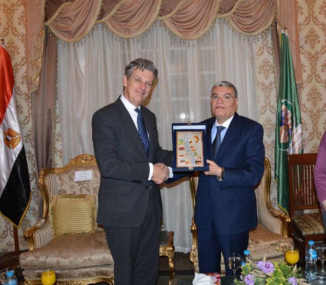 محافظ المنيا يبحث فرص الاستثمار مع السفير البريطاني بمصر