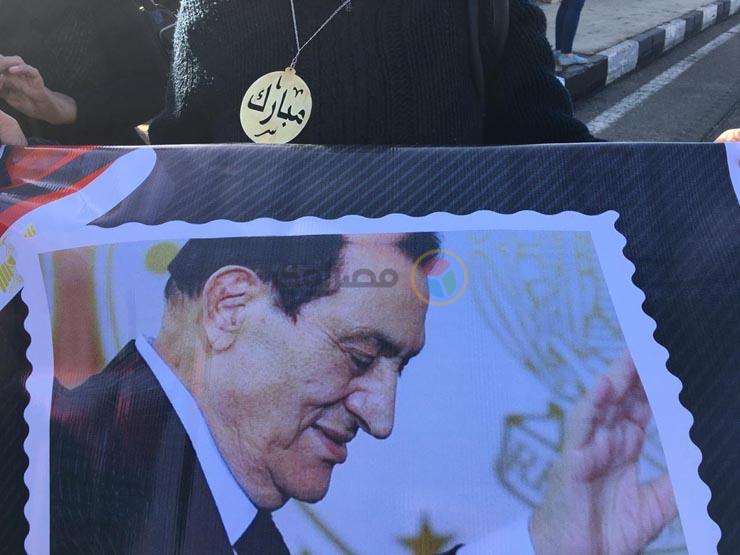 مواطنون في انتظار جنازة مبارك