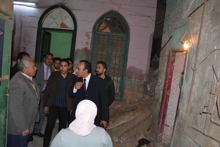 نائب محافظ المنيا يتابع تسكين المتضررين من انهار منزل في وسط المدينة