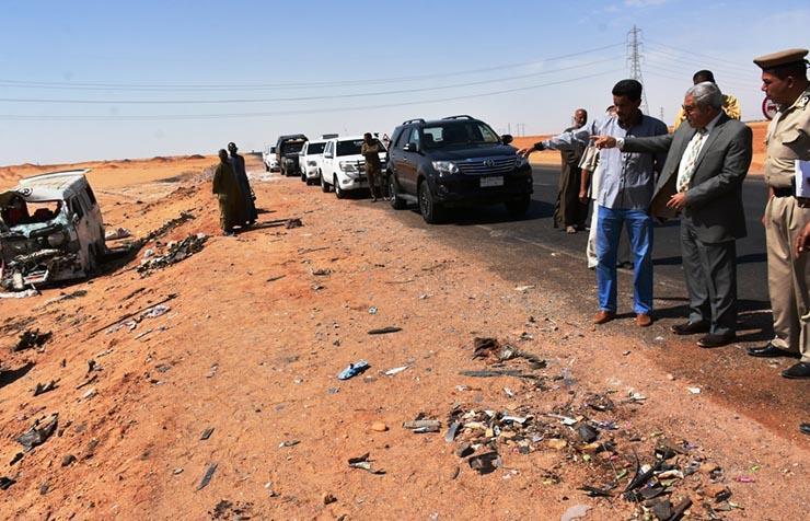 محافظ أسوان يتفقد موقع حادث الطريق الصحراوى