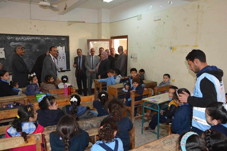 محافظ المنيا يتابع فعاليات مبادرة "نورة حياة " في المدارس