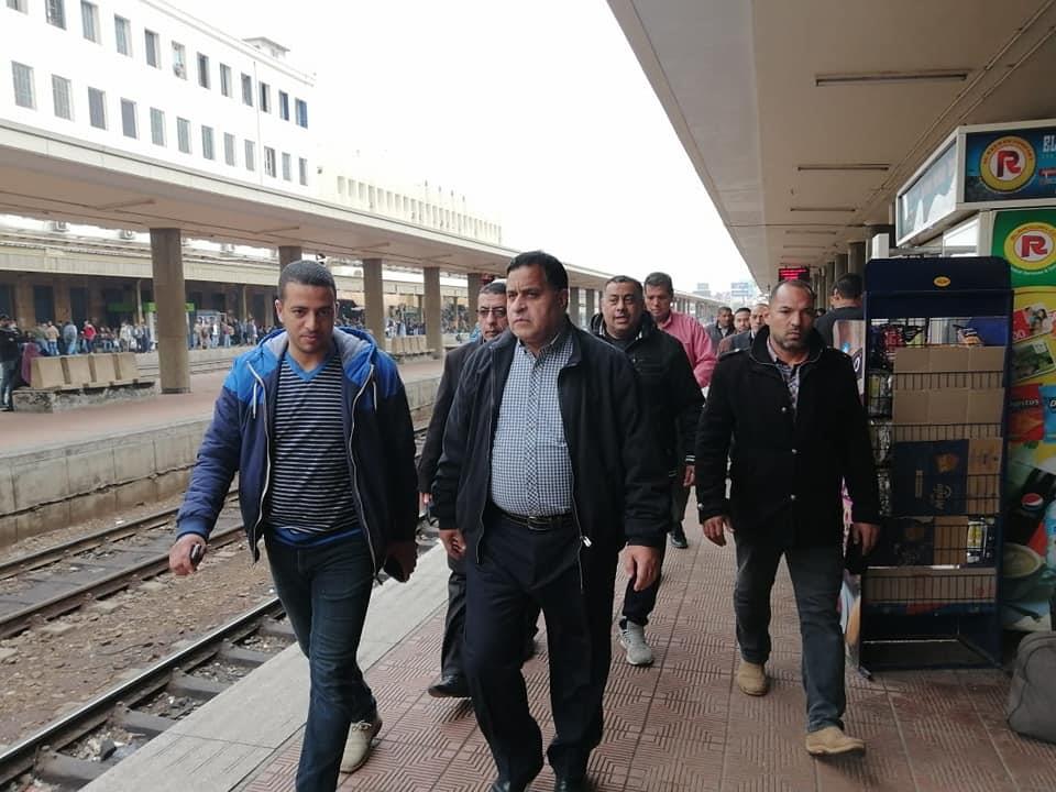 رئيس السكة الحديد يتابع انتظام العمل بمحطة القاهرة 