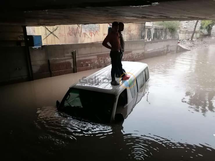 أهالي طره ينقذون ميكروباص حاصرته مياه الأمطار