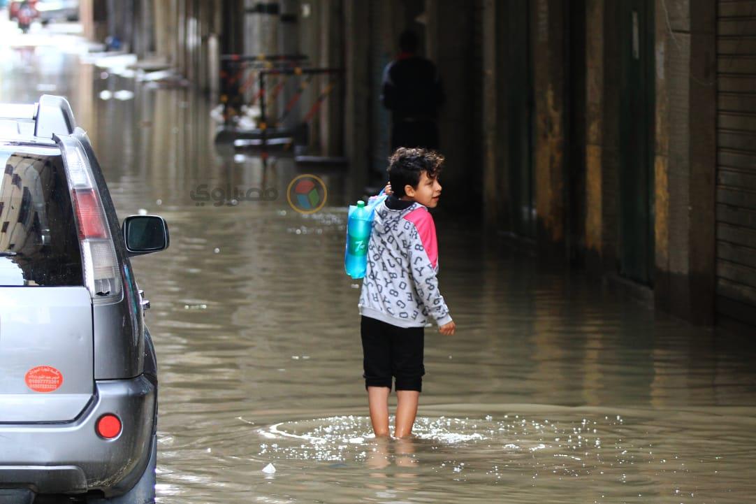 المياه تغرق المنازل والمحال التجارية في الإسكندرية 