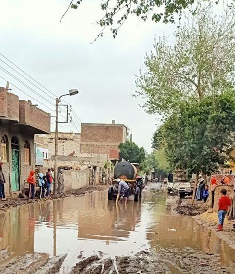 سحب مياه الأمطار من شوارع قرى المنيا 