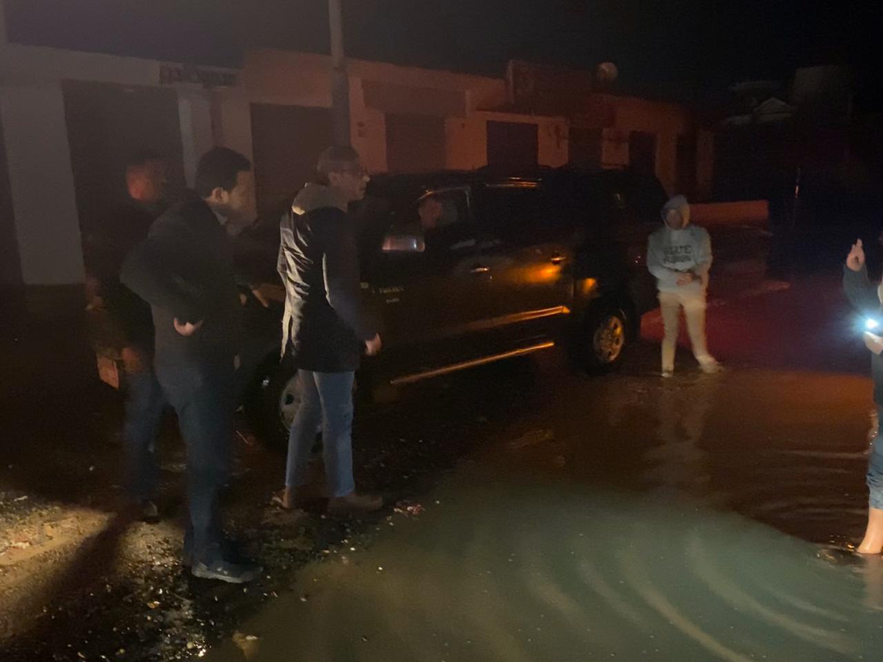 10 سيارات لكسح مياه الأمطار بطريق الفيوم- القاهرة