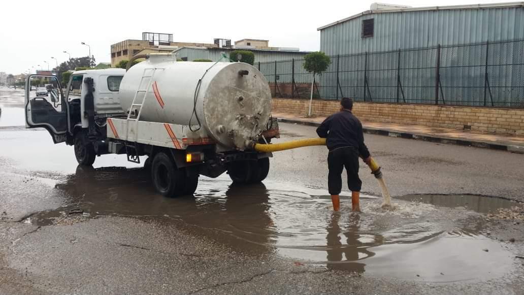 استمرار جهود سحب تجمعات مياه الأمطار في بورسعيد