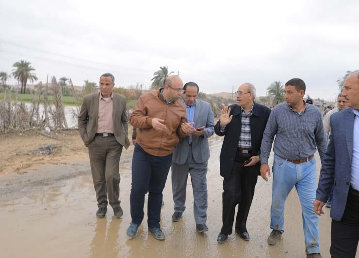  توزيع مستلزمات على متضرري السيول ببني سويف