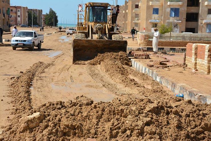 محافظ جنوب سيناء يتابع أعمال ازالة اثار السيول 