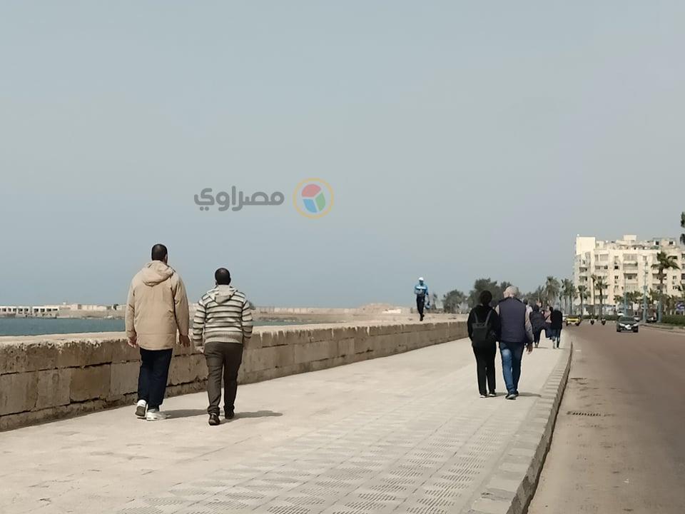مواطنون يتنزهون على كورنيش الإسكندرية 