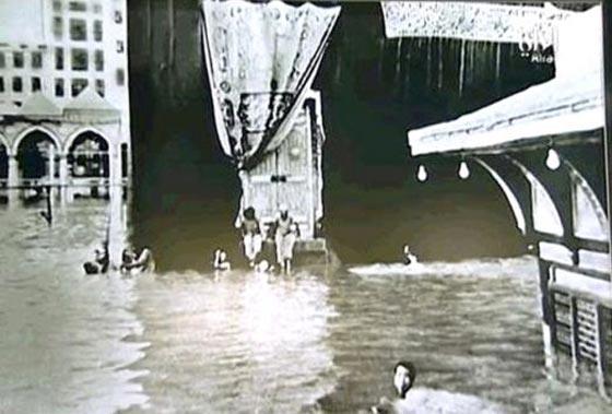 صور نادرة للسيول التي أغرقت الحرم المكي وغطته بالماء في 1941