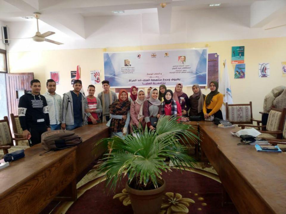 تدريب طالبات جامعة المنيا على الحرف اليدوية