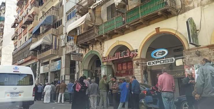 زحام شديد أمام بنك ناصر في بورسعيد