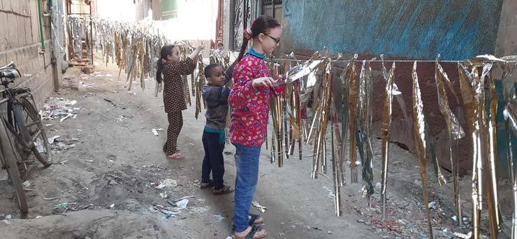 أطفال يتحدون كورونا بتعليق زينة رمضان في شوارع المنوفية