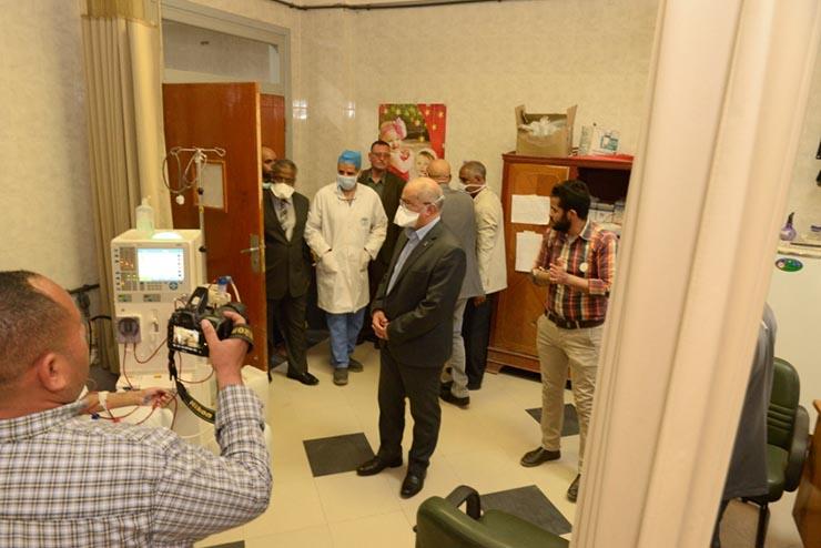 رئيس جامعة أسيوط يتفقد تجهيزات مستشفى العزل 